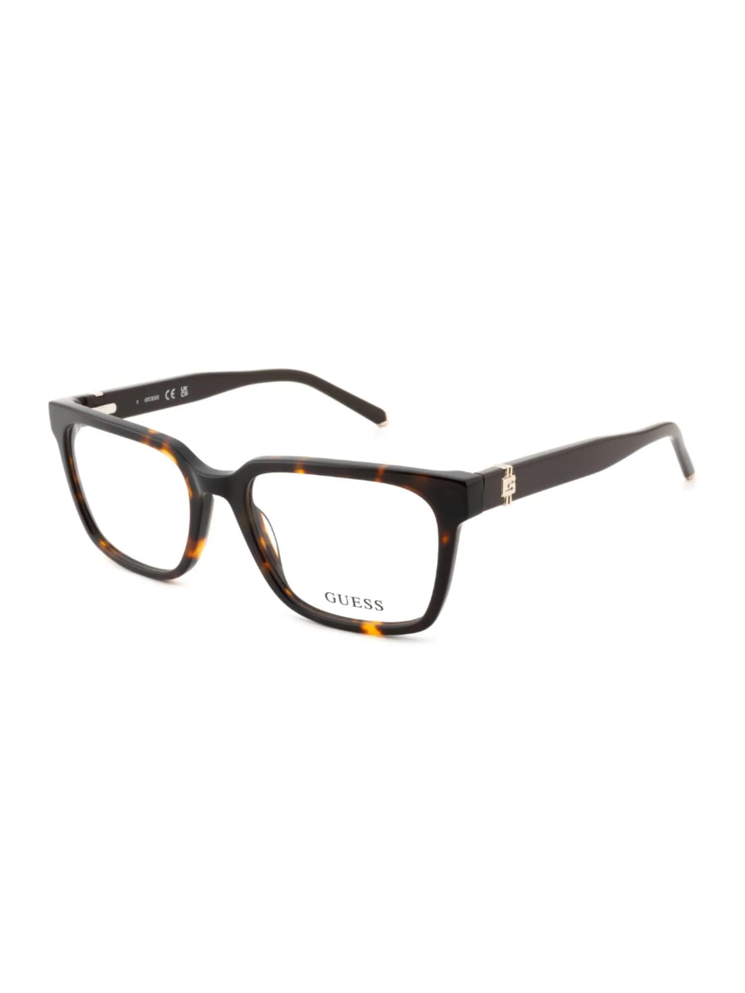 Guess GU50286 square acetate eyeglasses in 052 dark havana with G-logo temples, three-quarter view