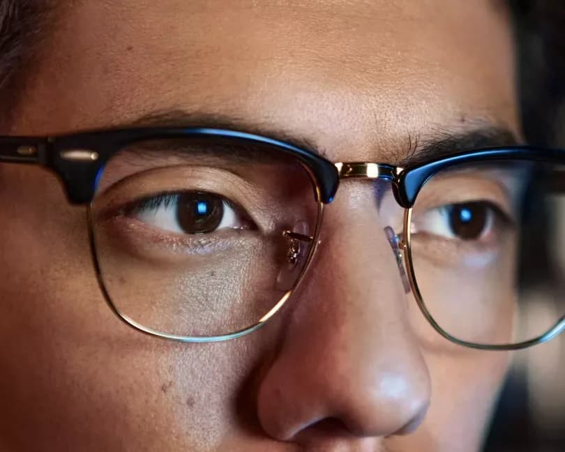 Essilor Eyezen Start Eyecode Clear or Blue UV Capture Lenses, close-up of a wearer's eyes behind clear Essilor lenses