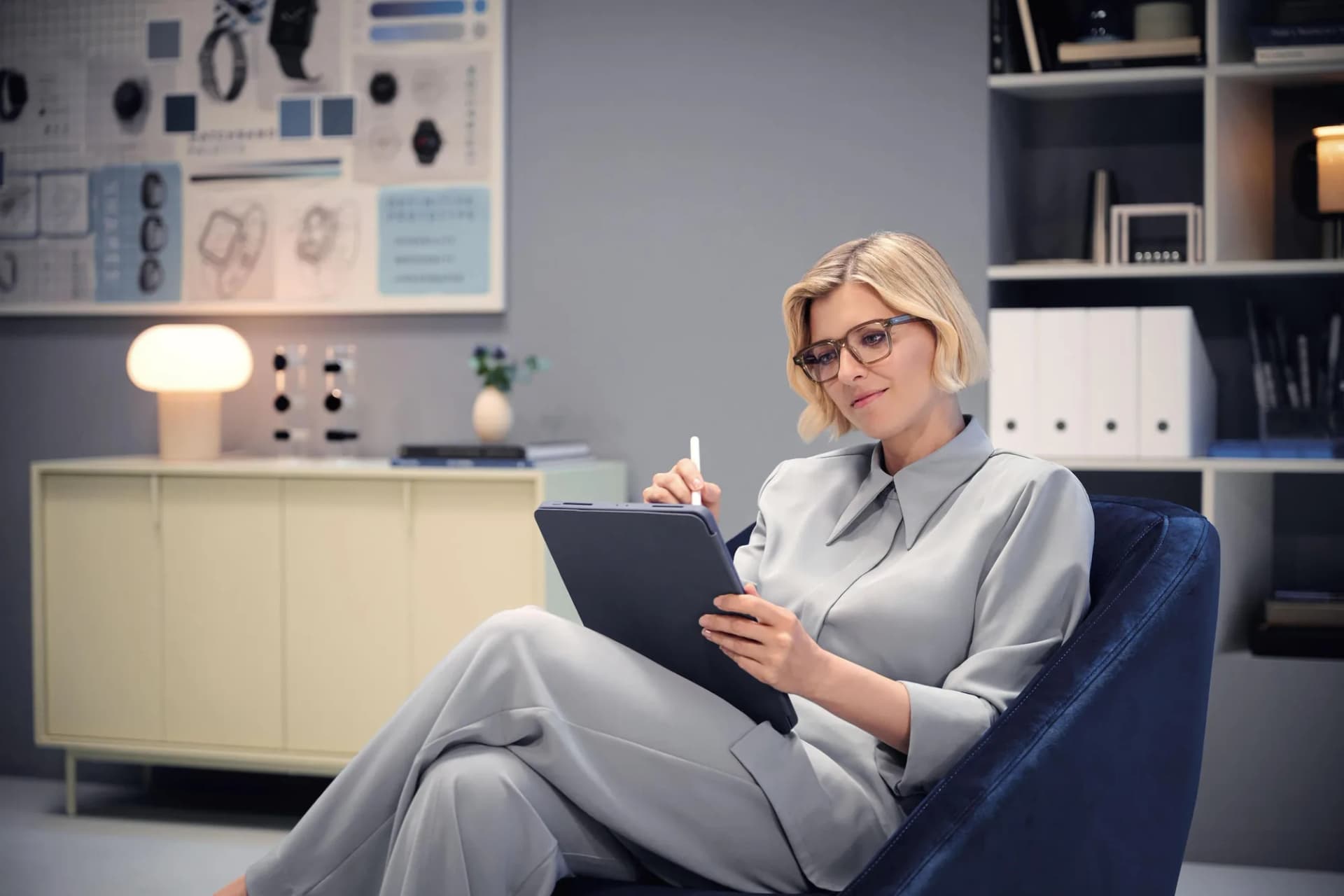 Essilor Varilux Immersia Mid / Room Lenses, Essilor Varilux Immersia photo of a woman in glasses working on a tablet indoors